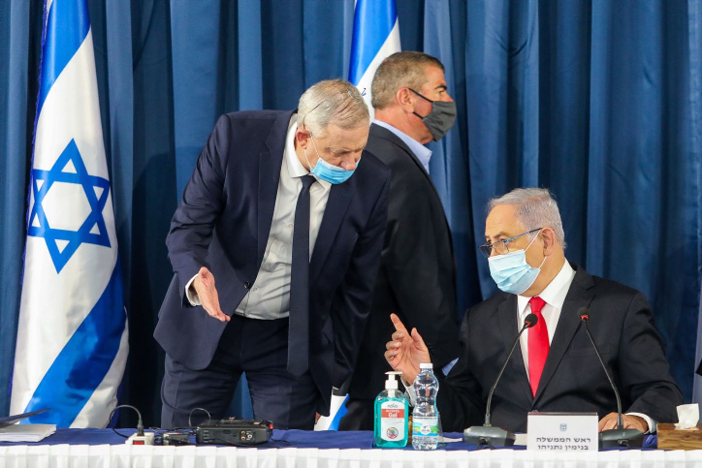 בליכוד מאשימים: דרישות מגוכחות עבור גנץ
