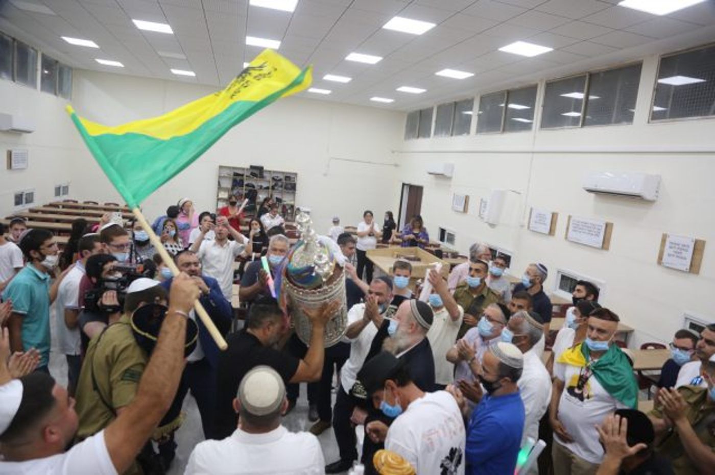 גלריה: הכנסת ספר תורה לזכרו של עמית בן יגאל הי"ד