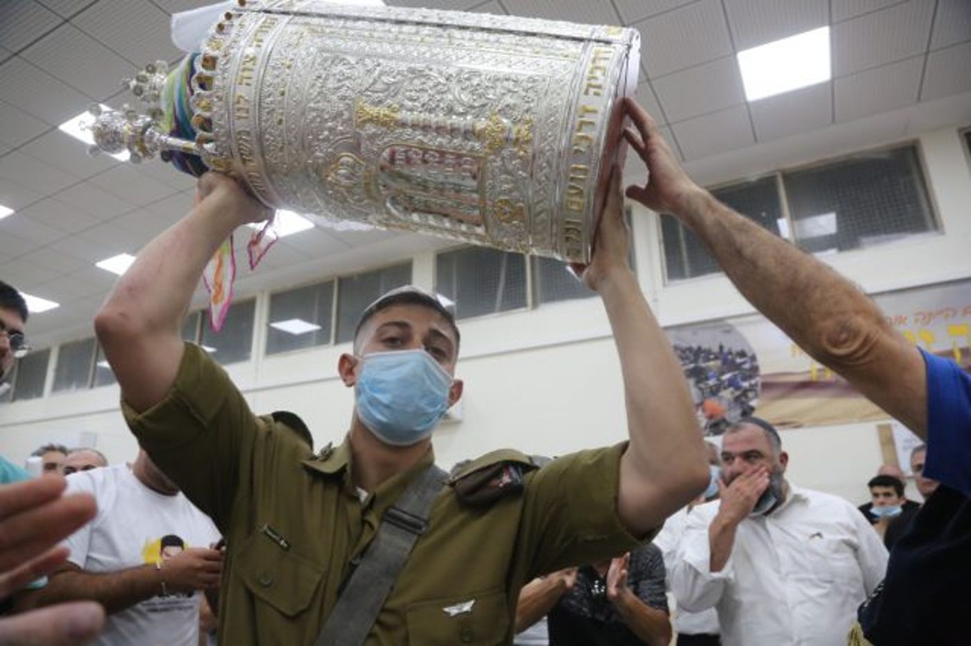 גלריה: הכנסת ספר תורה לזכרו של עמית בן יגאל הי"ד