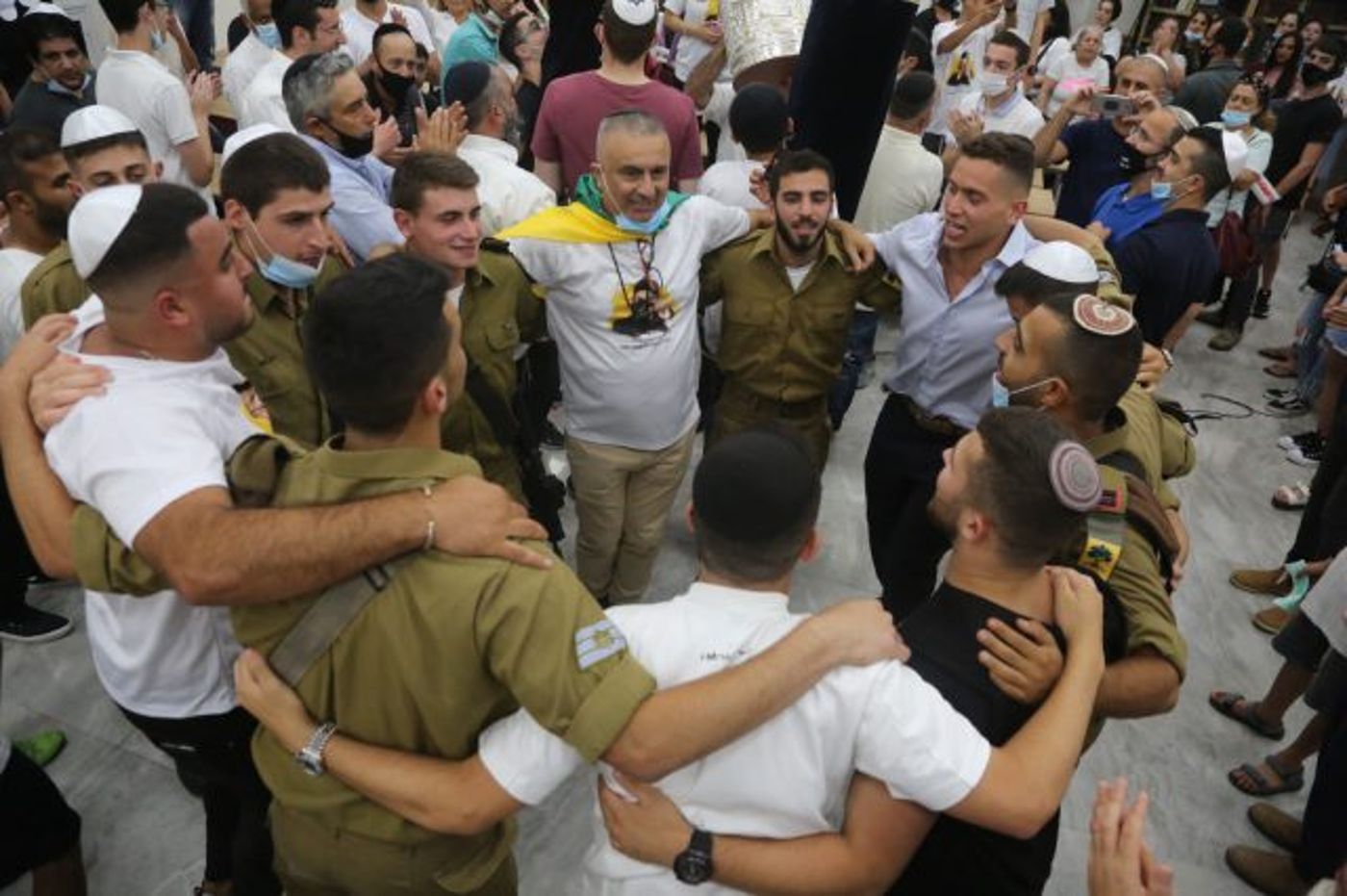 גלריה: הכנסת ספר תורה לזכרו של עמית בן יגאל הי"ד
