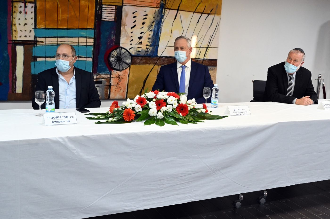 גנץ: "ההתלהמות כלפי השופטים מסוכנת לחברה"