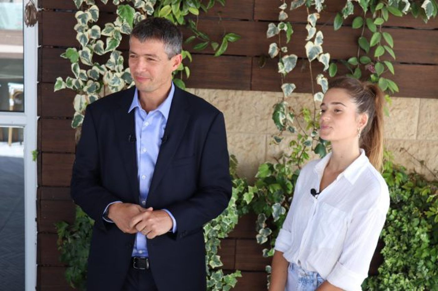 השר הנדל עם השחקנית הראשית ניב סולטן
