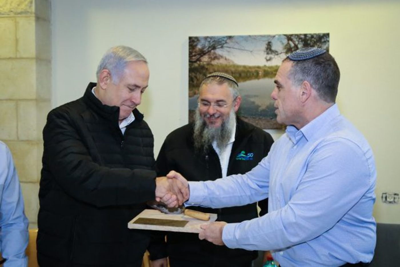 מועצת יש"ע מעניקה שי לנתניהו. צילום ארכיון: גרשון אלינסון/פלאש90