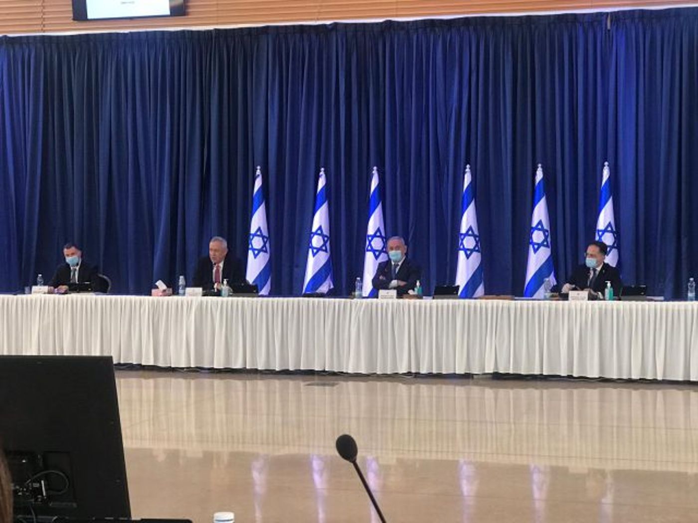 גנץ מדבר בישיבת הממשלה. נתניהו לא כל כך שמח (עטרה גרמן, סרוגים)