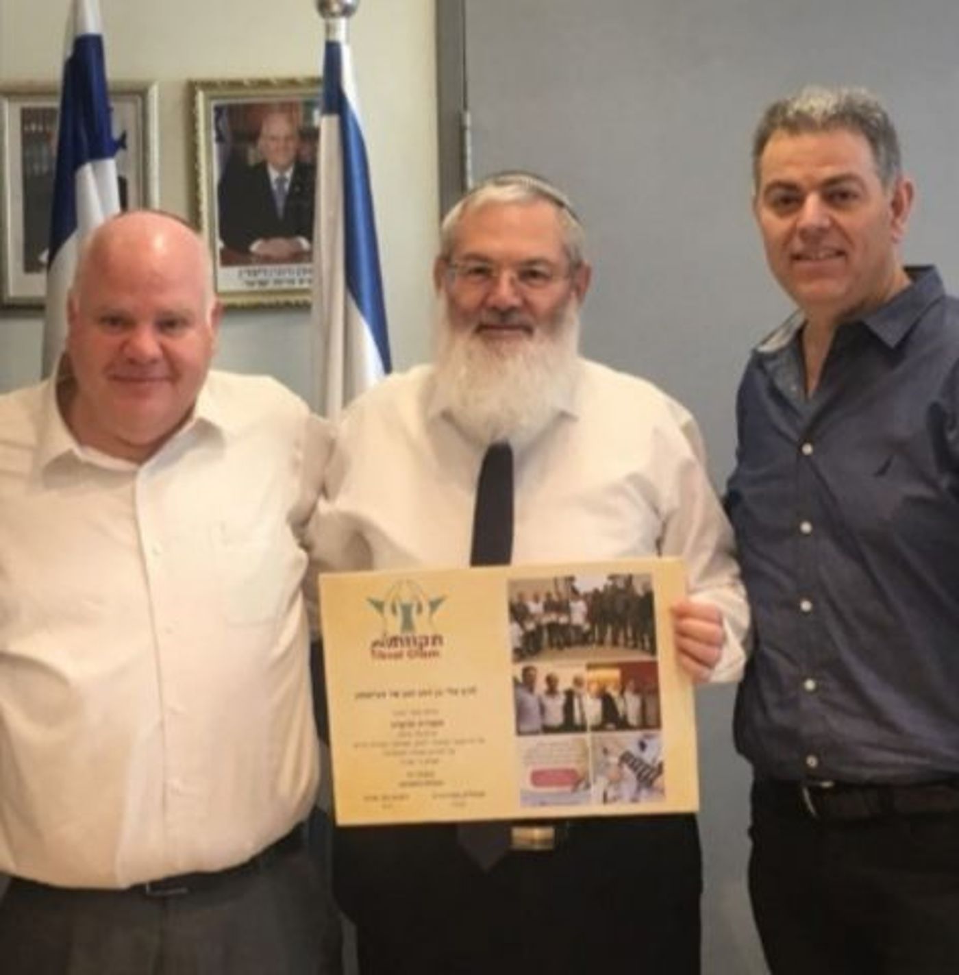 מימין : שמוליק מאירוביץ , הרב אלי בן דהן וגור אריה. (קרדיט