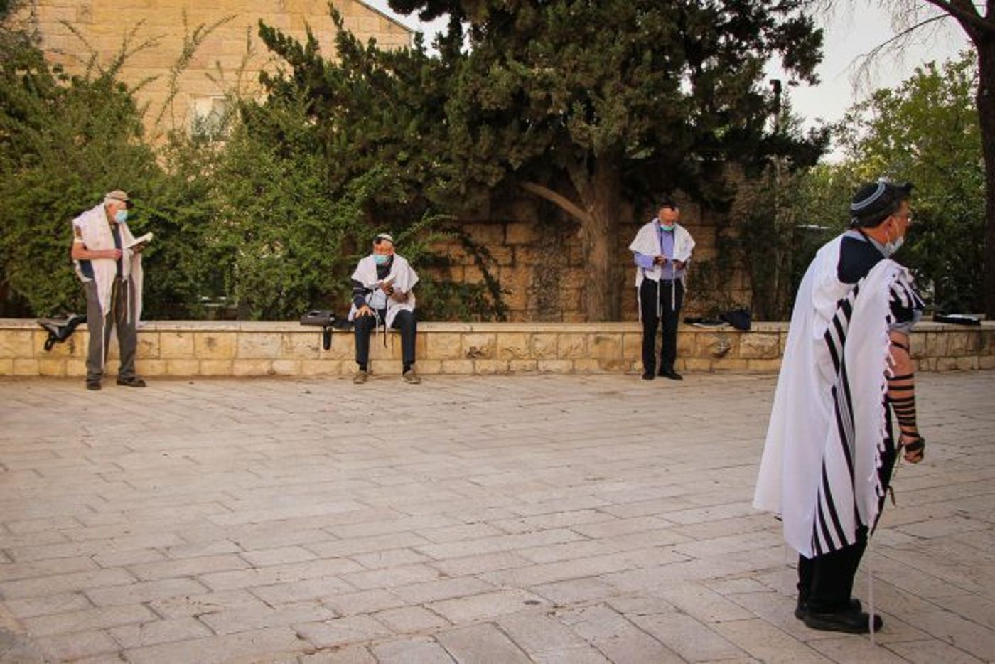 מניין מחוץ לבית הכנסת בגוש עציון (גרשון אלינסון/פלאש90)