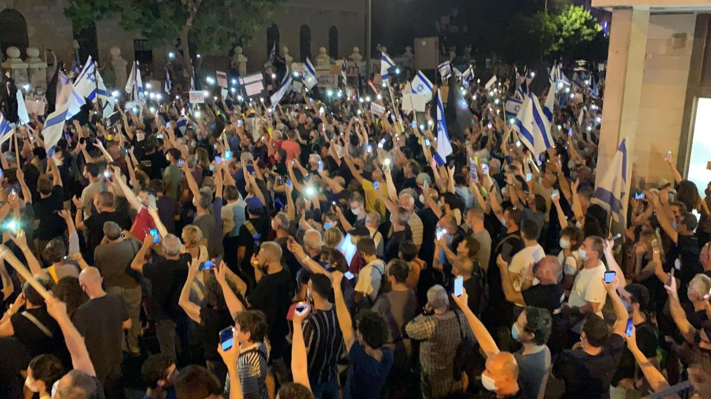 אלפים בהפגנה מול בלפור