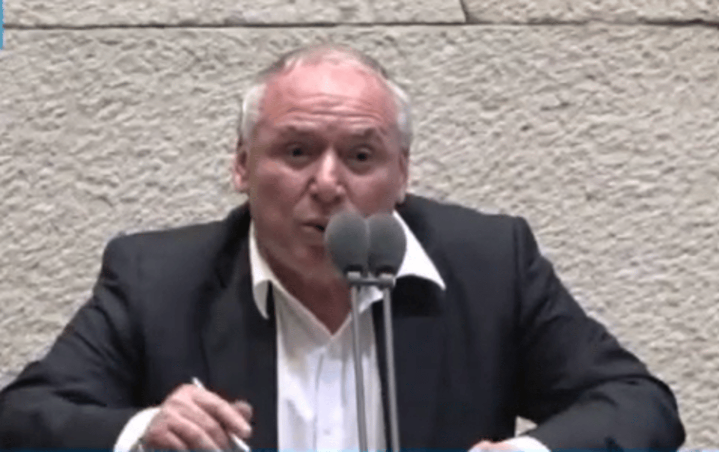 צפו: השר דודי אמסלם מתפוצץ על בני גנץ