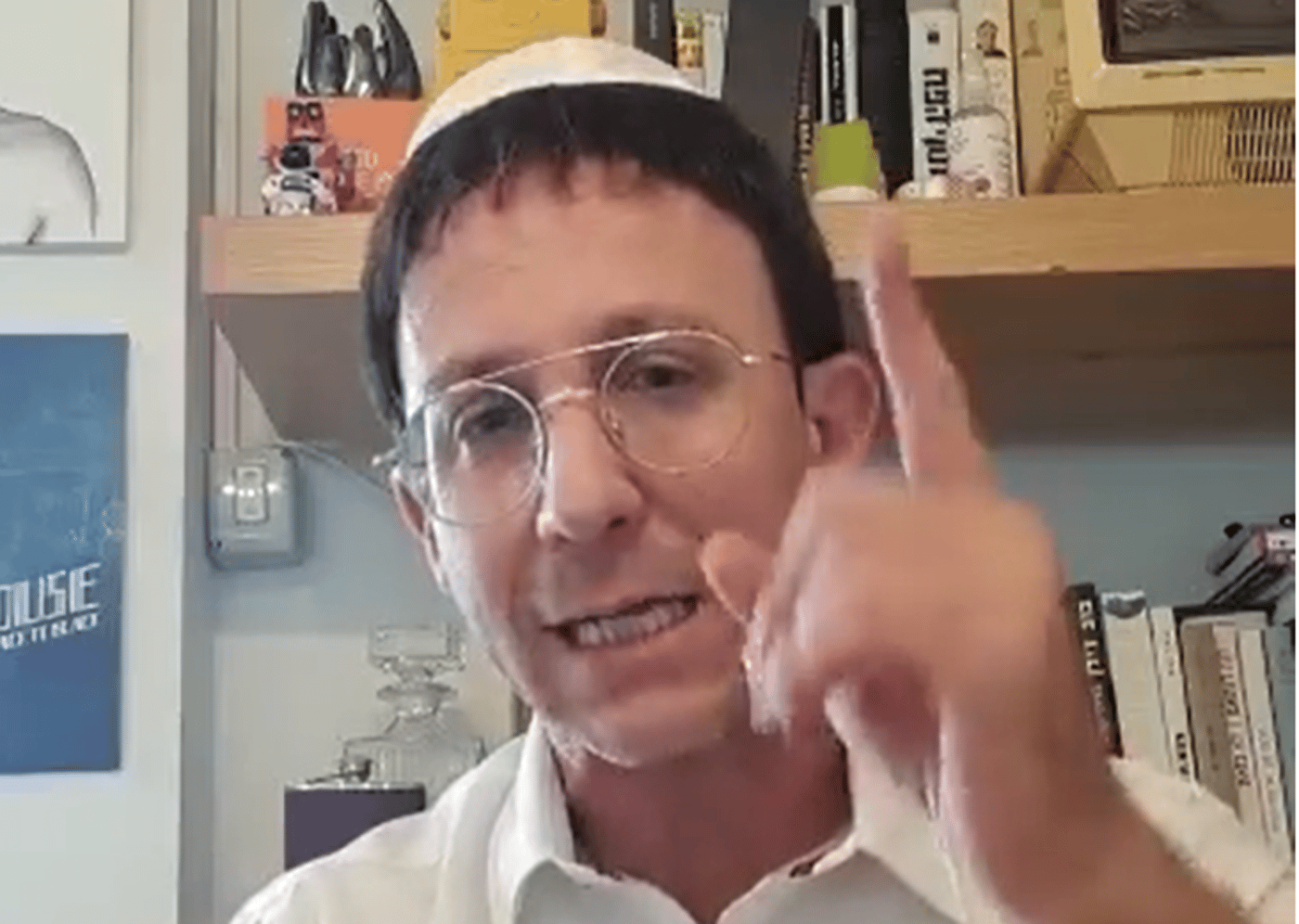 קורע: ראובן בתפילה לשלומם של הסלבס. צפו