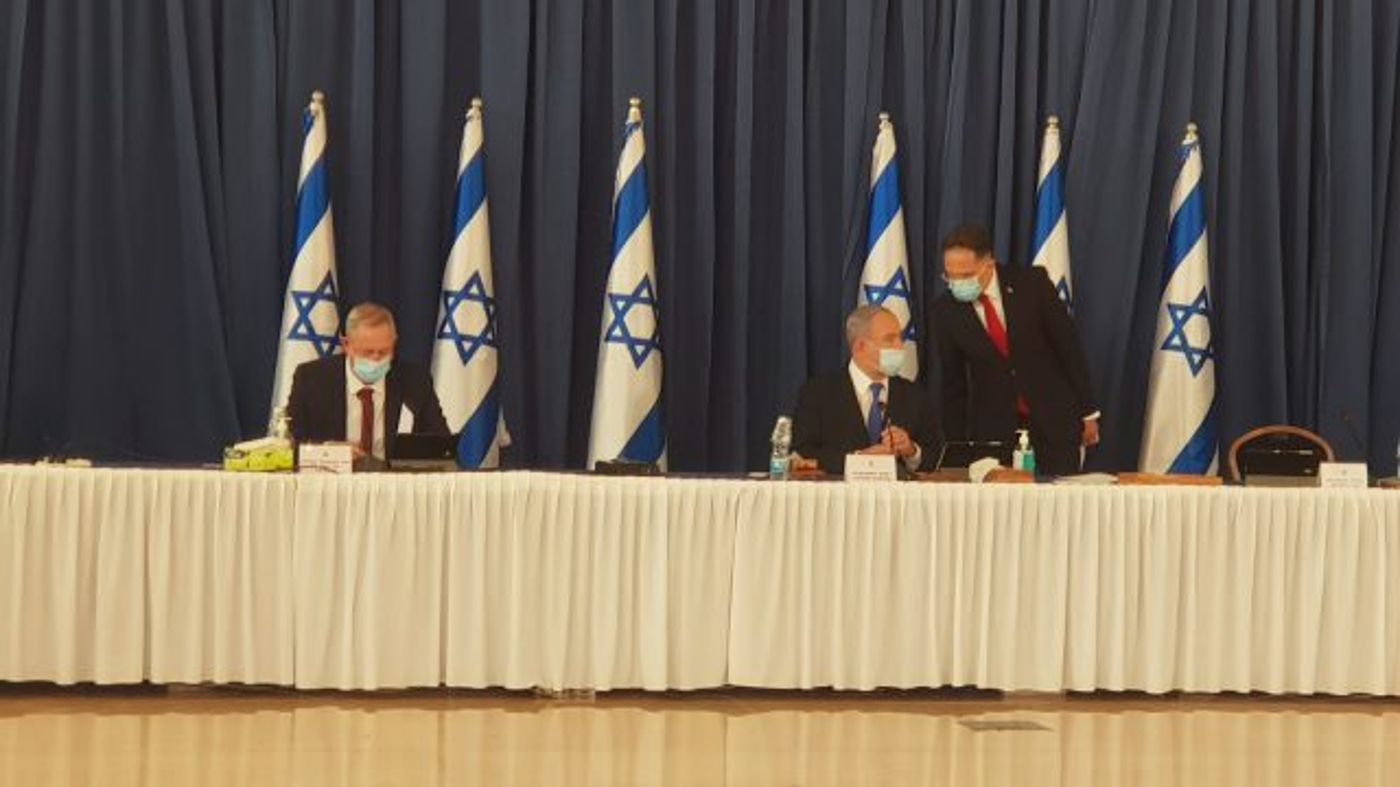 ישיבת הממשלה. עטרה גרמן, סרוגים
