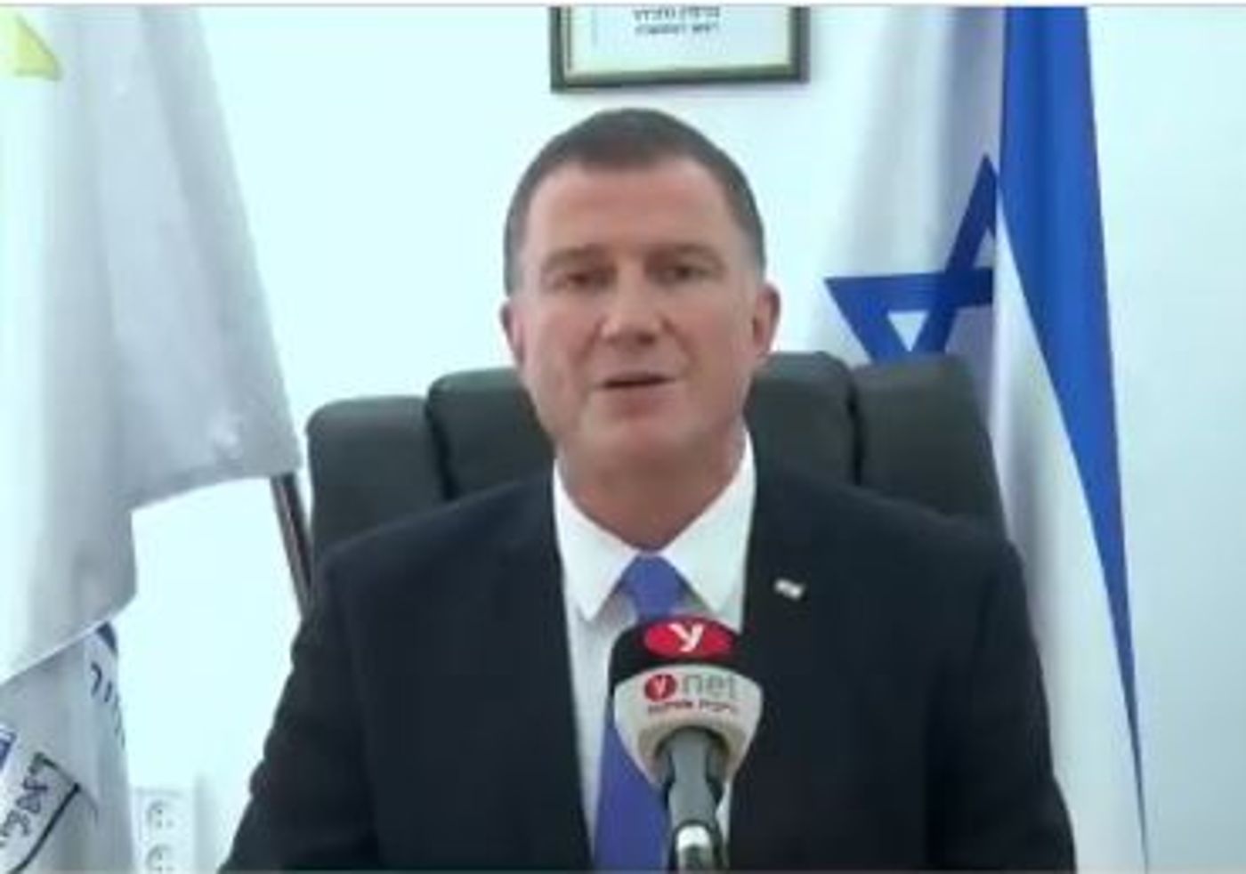 צפו: אדלשטיין שומע על התפטרות סדצקי בשידור חי