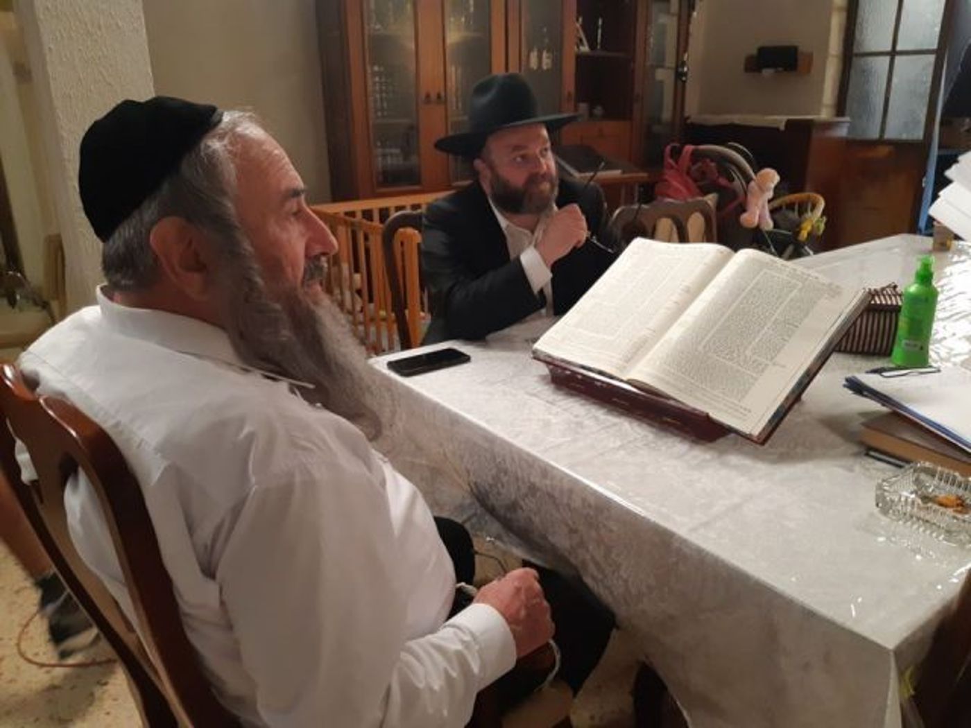 אריאלי על הסט של שטיסל (צילום מתוך פייסבוק)