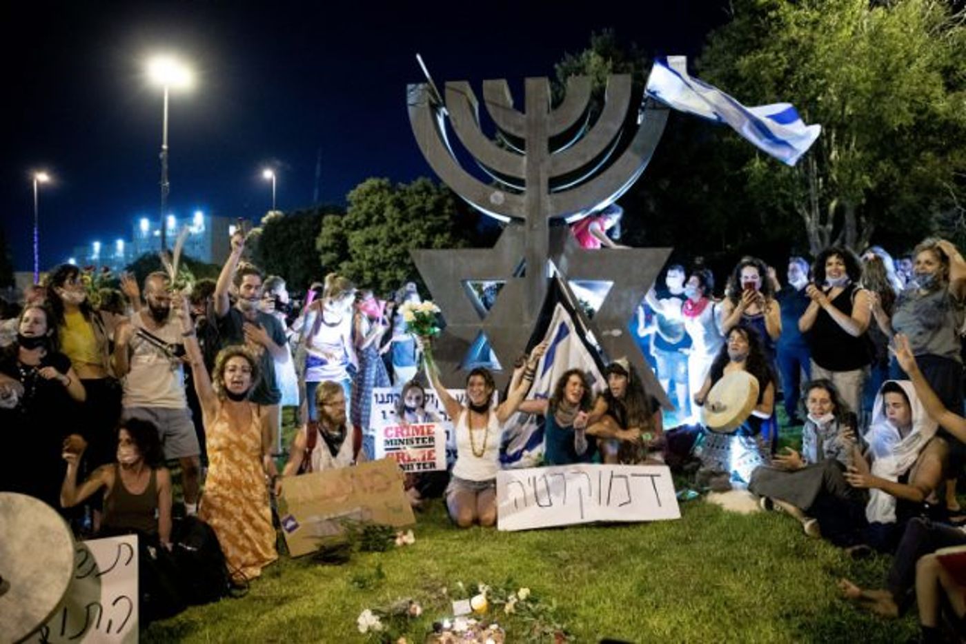 מפגינים אתמול בכיכר המנורה