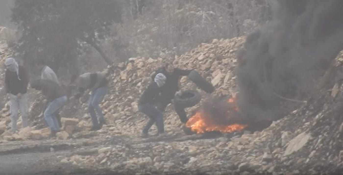 פולק משליך צמיגים לאש (עד כאן)