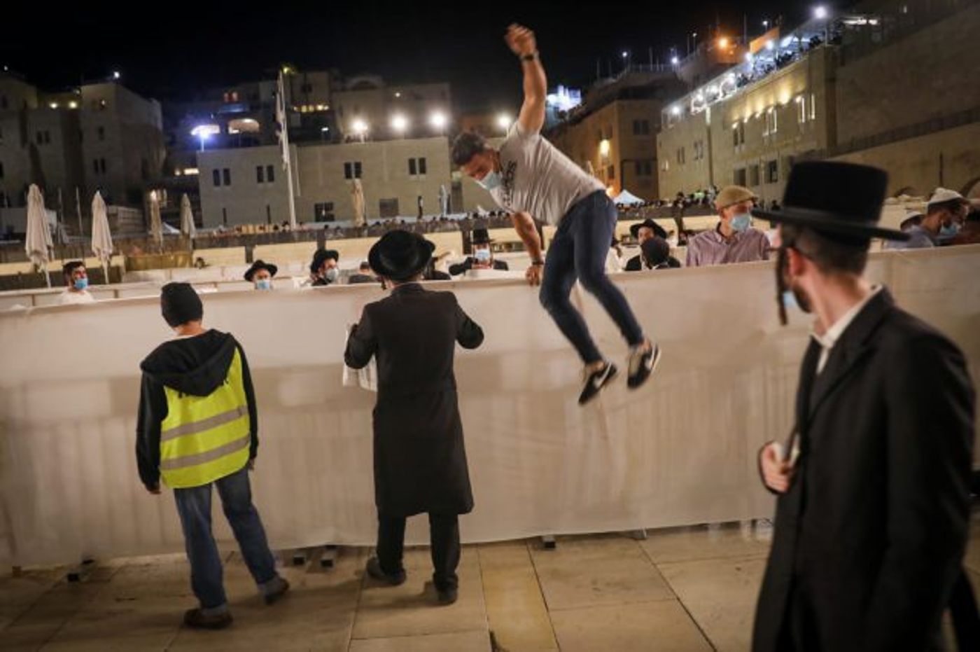 תיעוד: עשרות פרצו את המחסומים בכותל המערבי