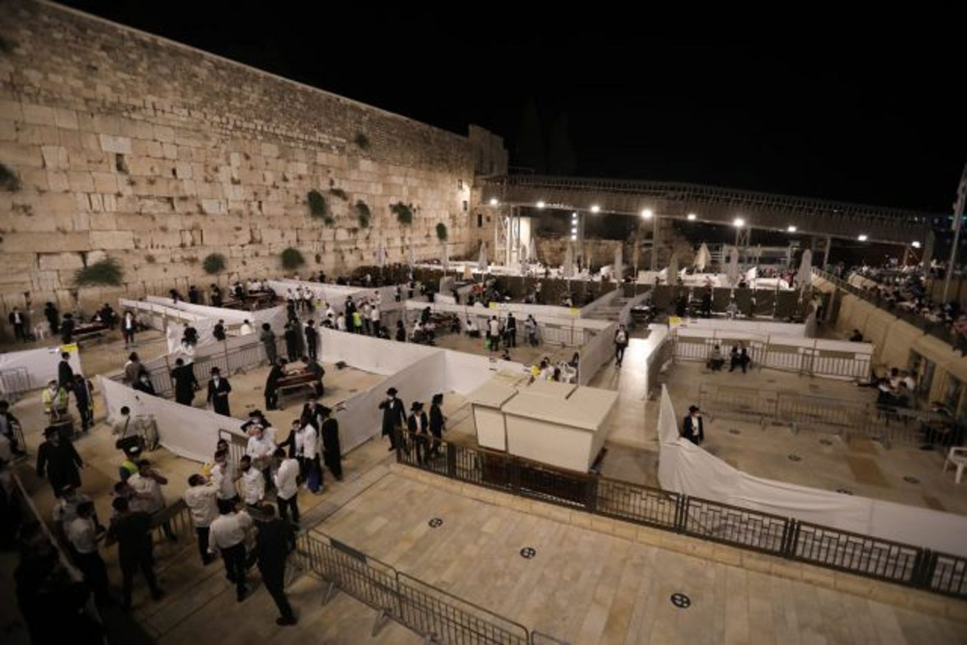 תיעוד: עשרות פרצו את המחסומים בכותל המערבי