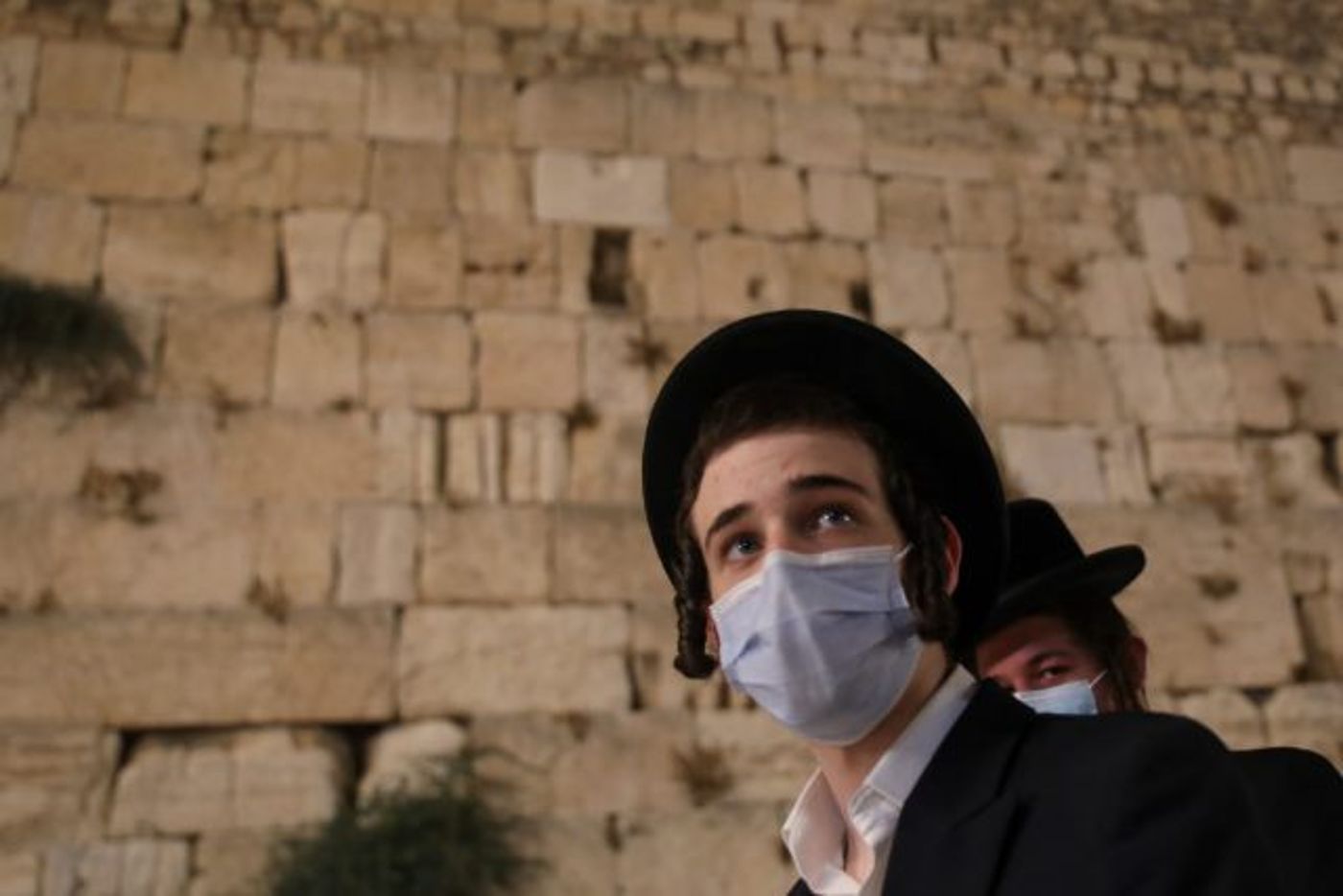 תיעוד: עשרות פרצו את המחסומים בכותל המערבי