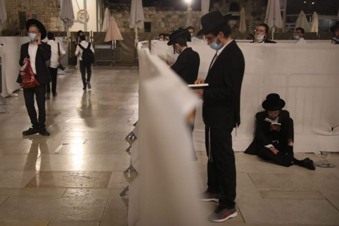 תיעוד: עשרות פרצו את המחסומים בכותל המערבי