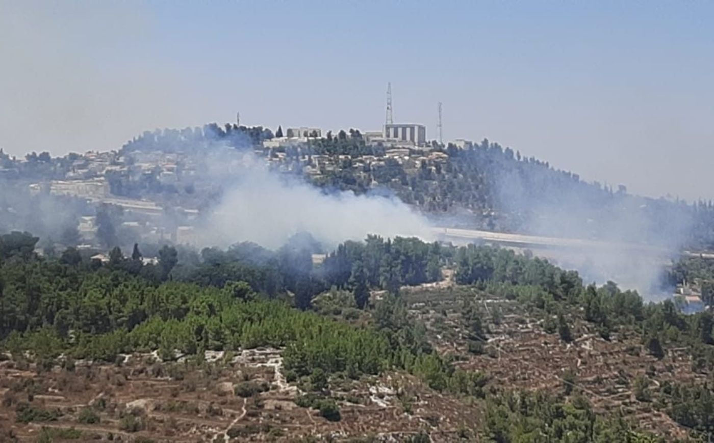 שריפה משתוללת בעין כרם, הכפר השוודי פונה מתושביו