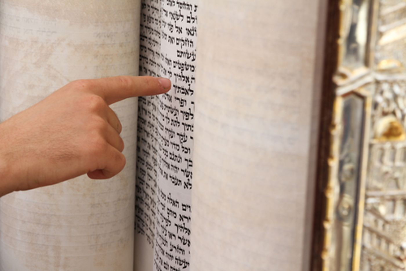 מה פירוש הציווי המוזר המופיע בפרשת עקב?