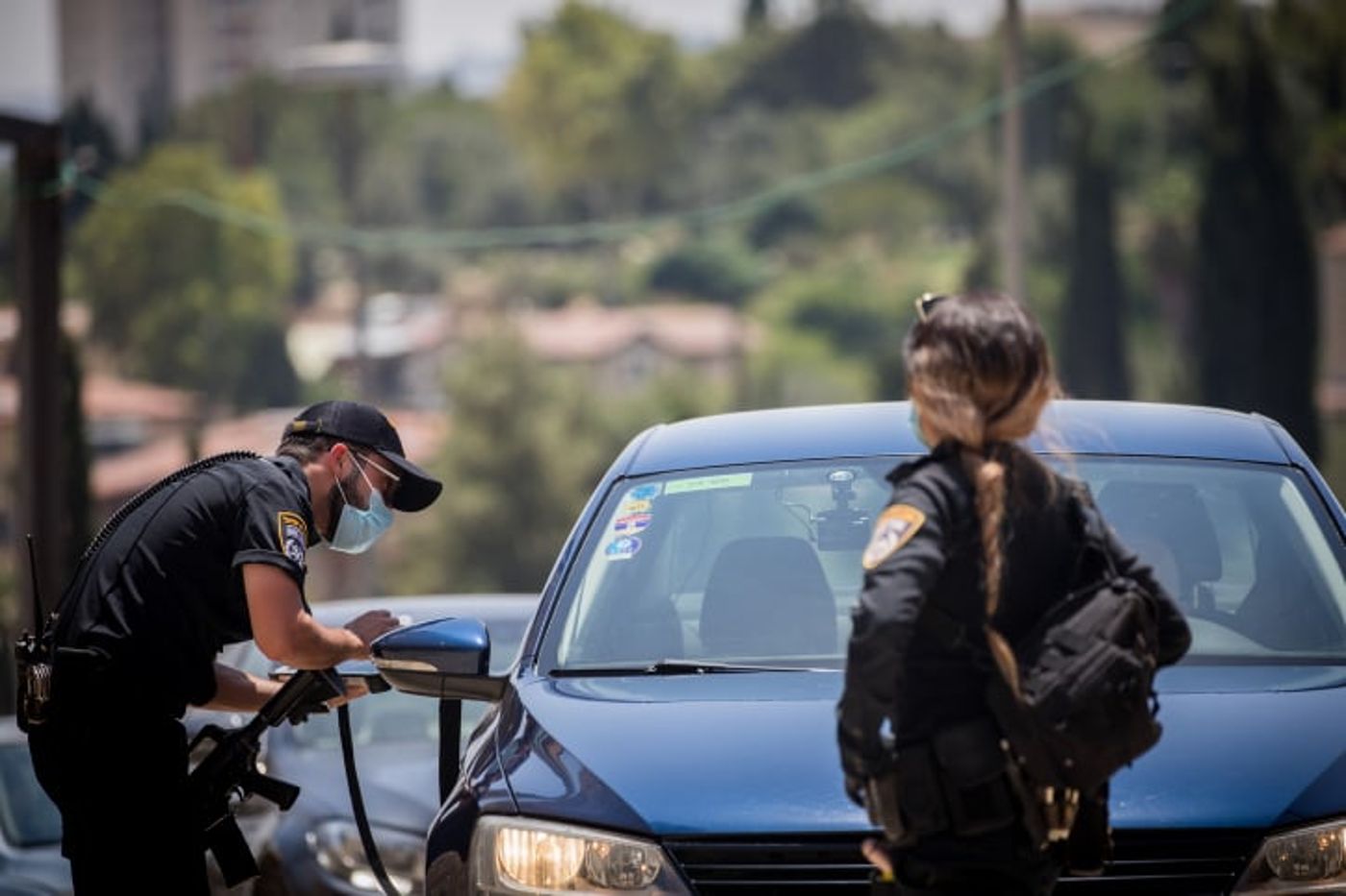 הגבלות שאושרו: 3 נוסעים ברכב, רופא יוכל לסגור עסק