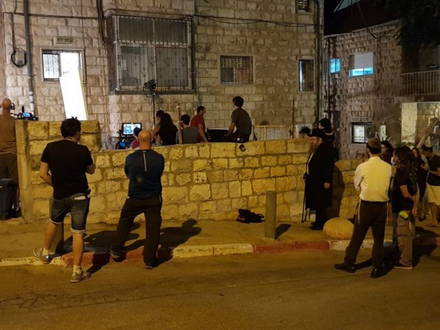 הפגנה וצעקות: מה קרה בצילומים ל'שטיסל'? צפו