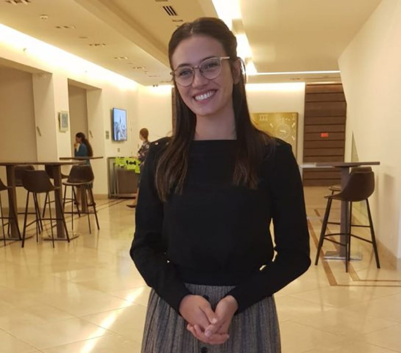 תיחטף הפעם בשידוכים? השחקנית ריף נאמן על הסט של שטיסל
