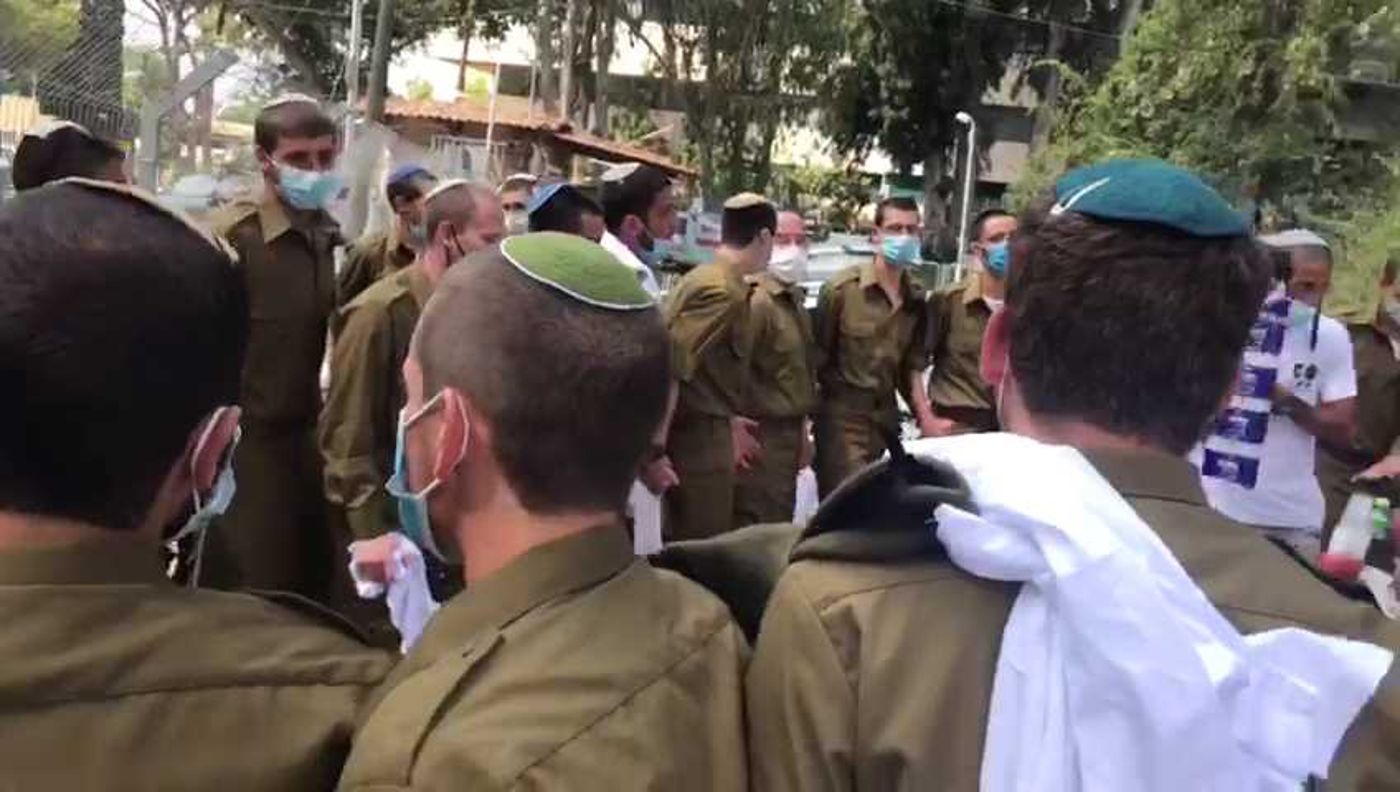 צפו: תלמידי ישיבות ההסדר מתגייסים בשירה וריקודים