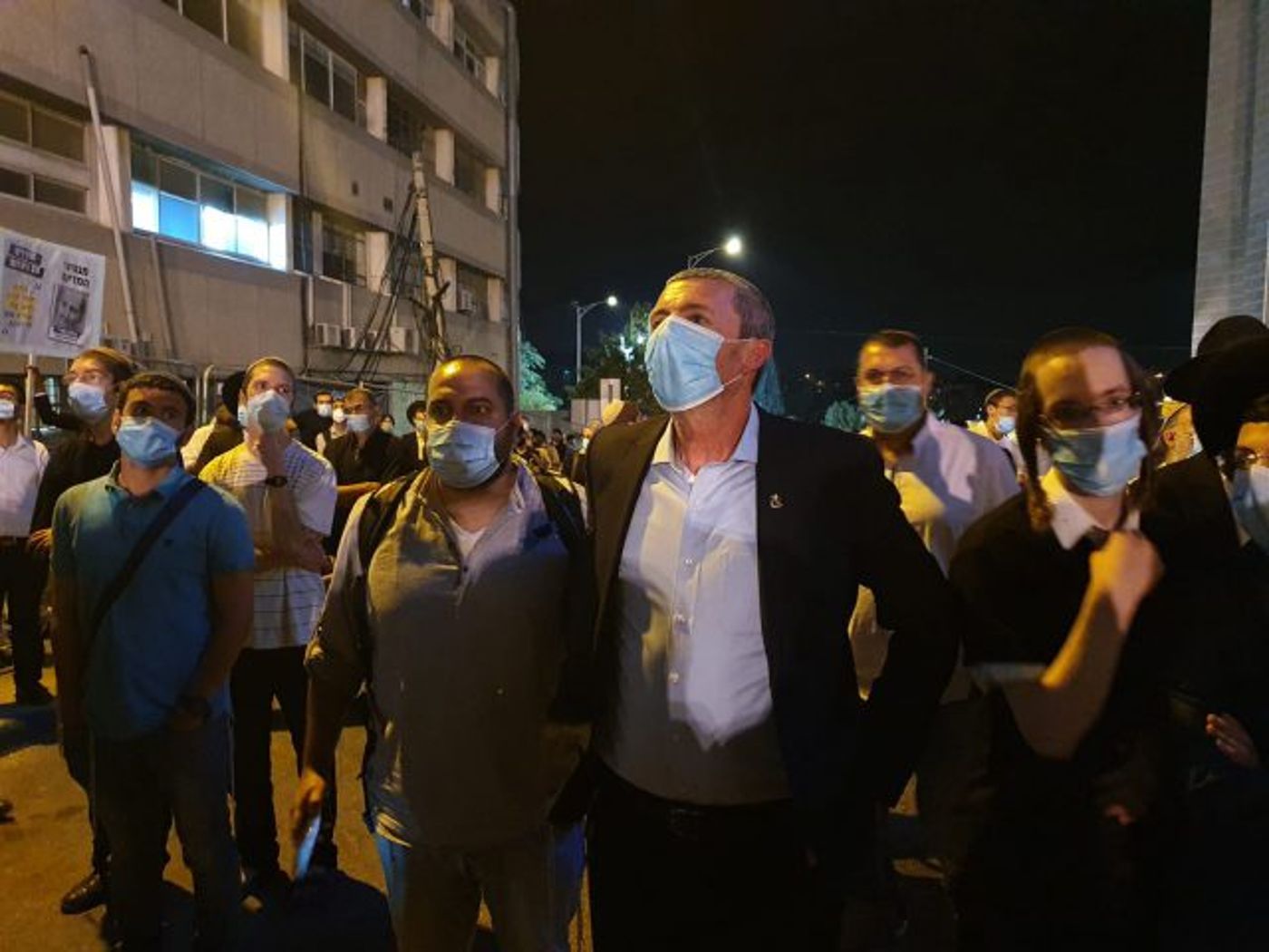 השר רפי פרץ בהפגנה