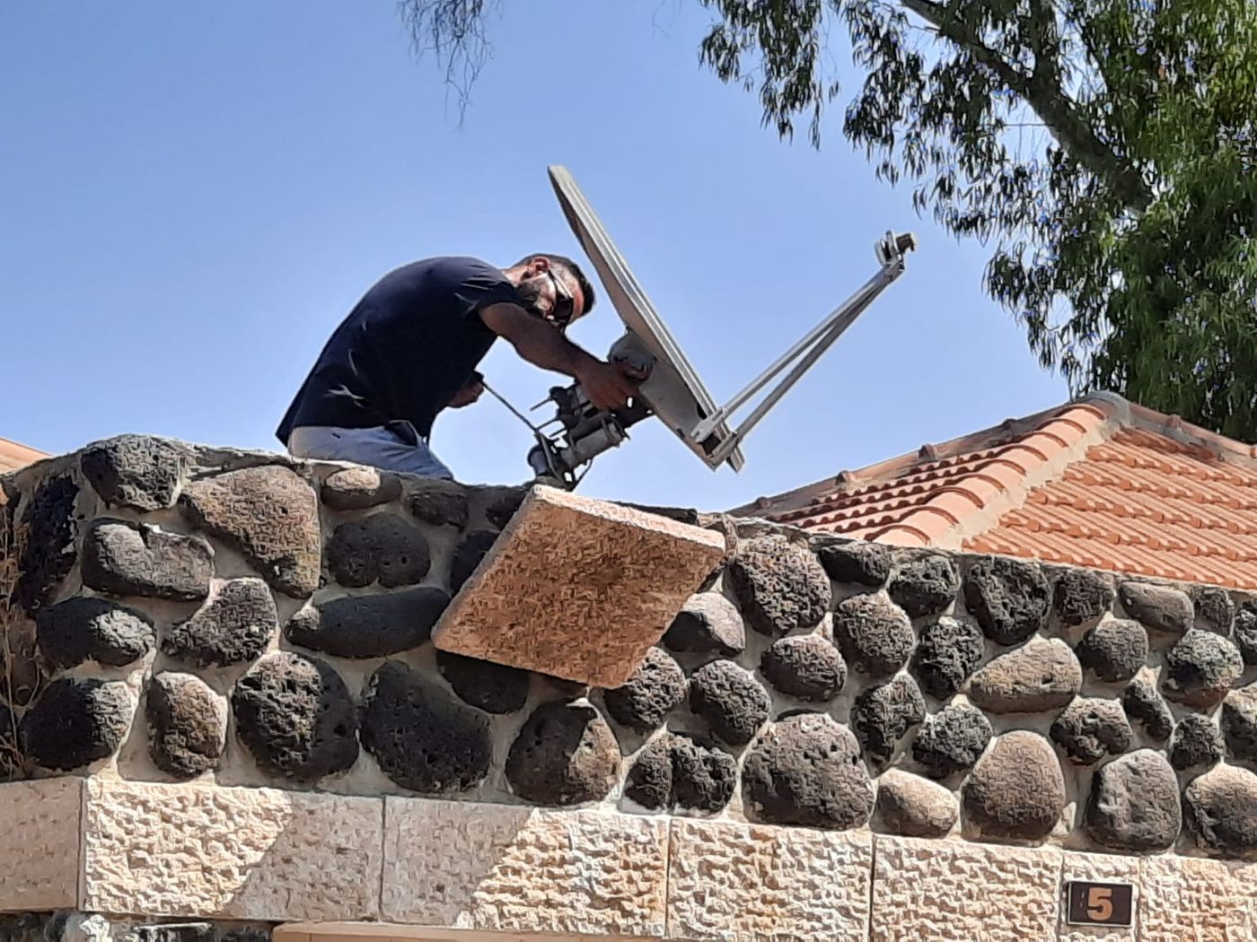 הזוי: הביאו לוויין לנופש והתקינו אותו על הגג