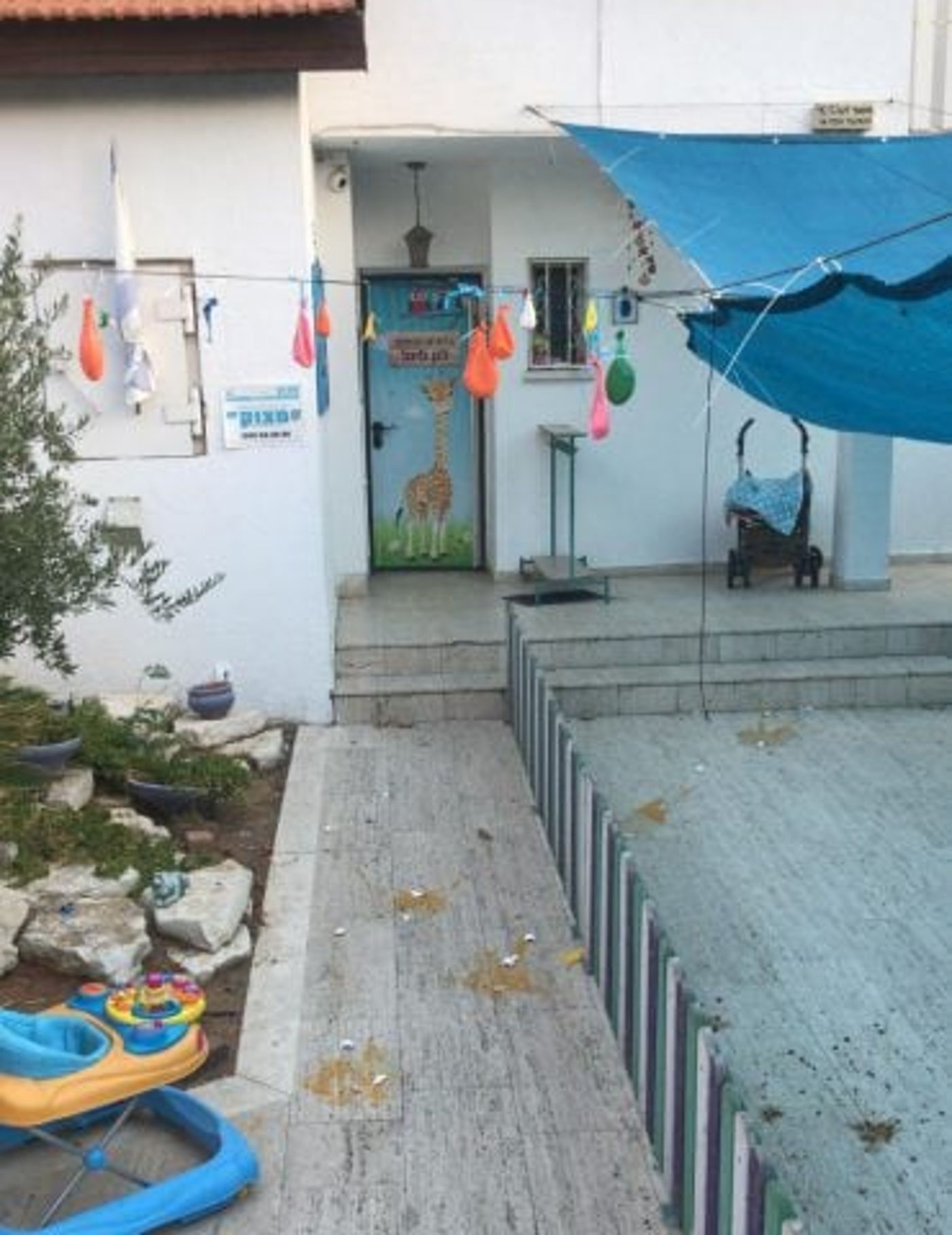 ביצים בפתח הגן בחולון (באדיבות: דוברות המשטרה)
