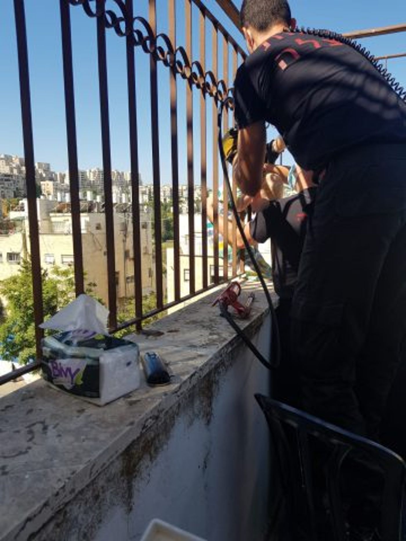 הפעוט נתקע מחוץ לסורגים בקומה החמישית. צפו