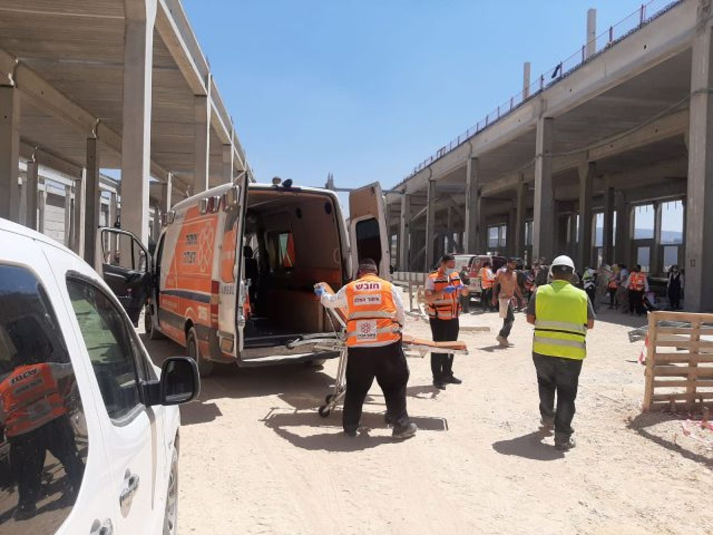 מבנה קרס בצרעה: חולצו 2 בני אדם במצב קשה