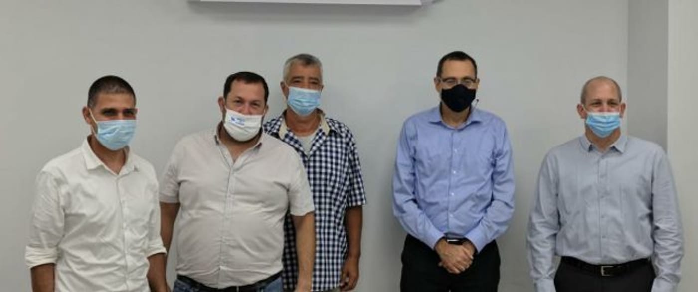 ח"כ האוזר עם ראשי הרשויות (קרדיט: רועי חדי)