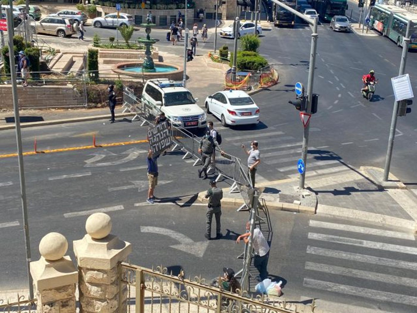 המשטרה חוסמת את הדרך לבלפור (קרדיט: 'אין מצב')