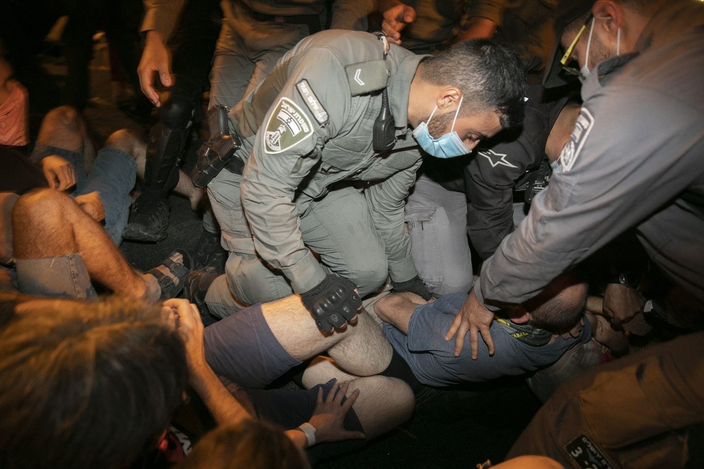 צעיר שהותקף על ידי קצין, נחקר בחשד לתקיפת הקצין