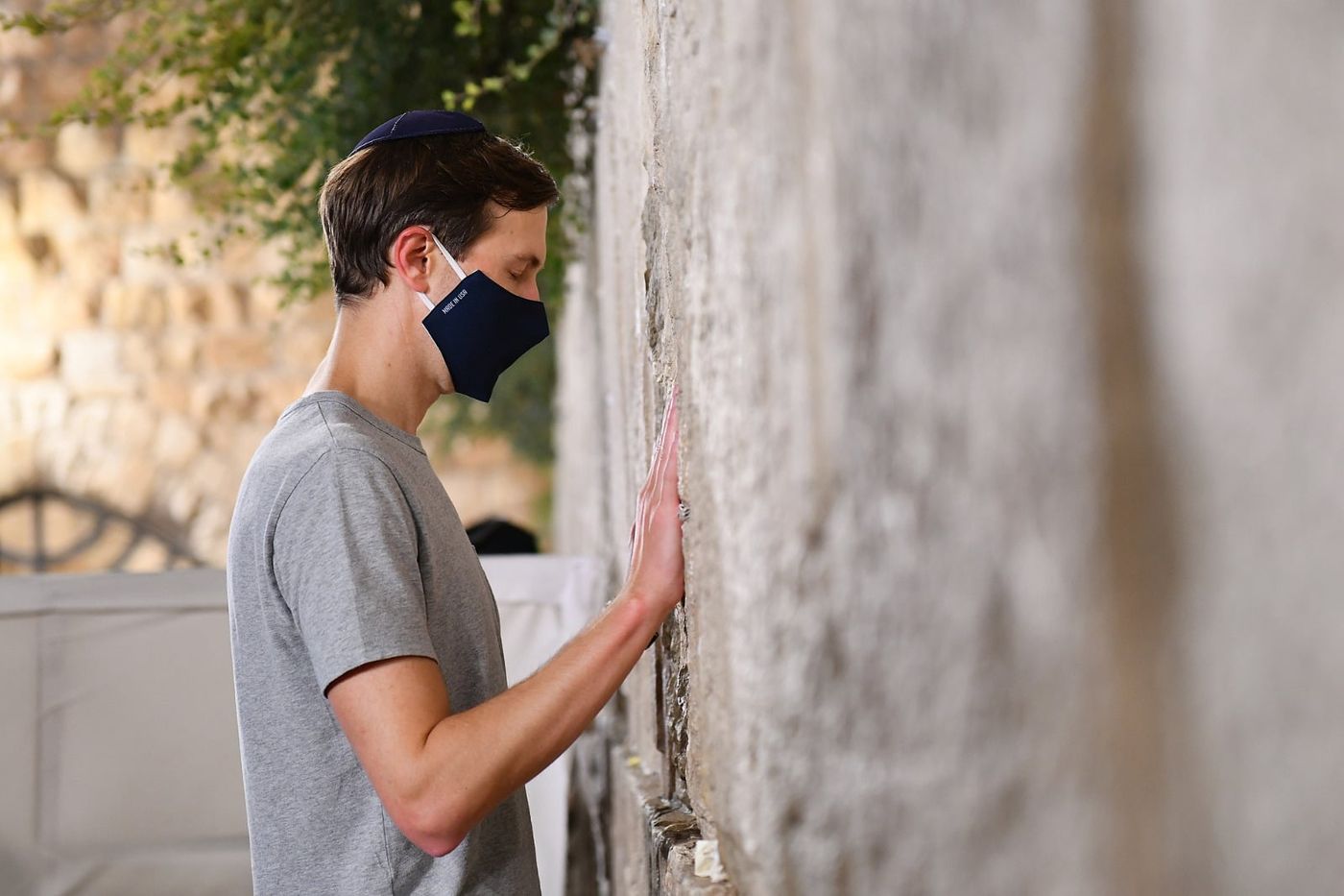 לפני הטיסה לאבו דאבי: ג'ארד קושנר בתפילה בכותל
