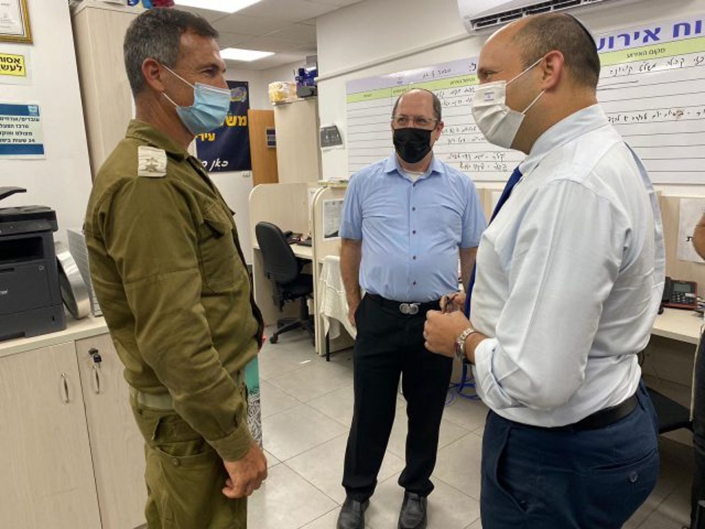 בנט עם מפקד העיר מטעם פיקוד העורף
