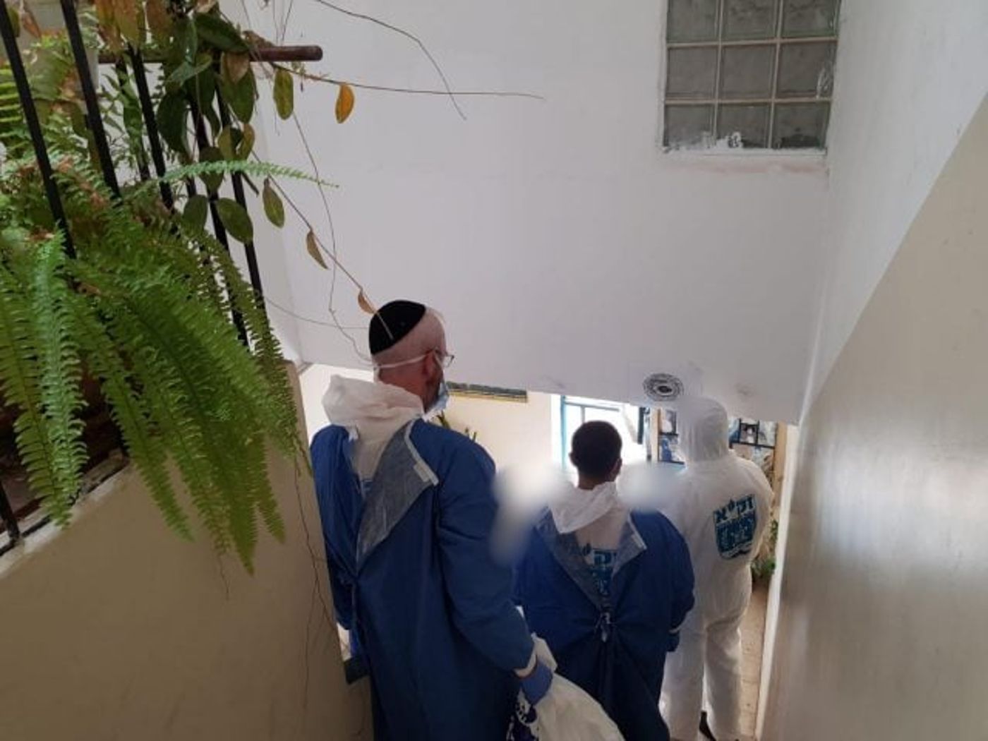 גופת עיתונאי מוכר נמצאה בביתו במצב קשה