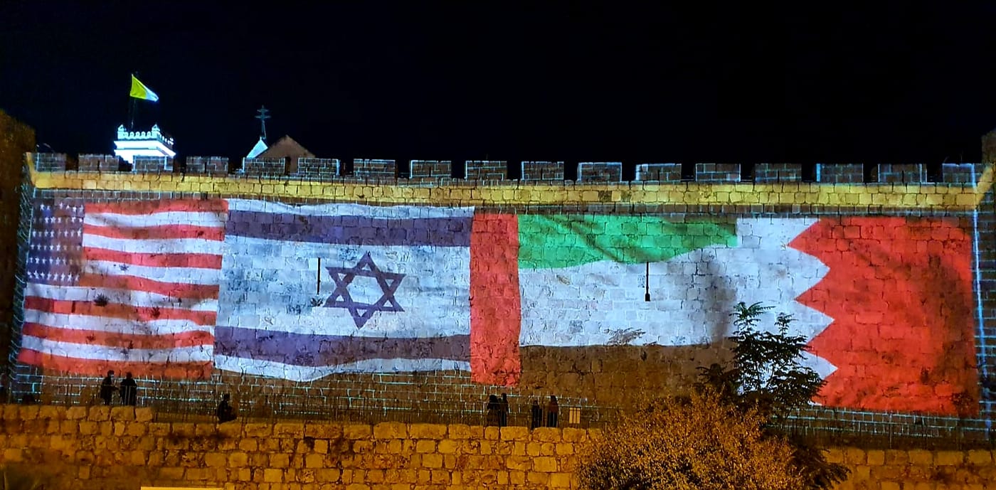 שלום ב-3 שפות בעיריית ת"א; 4 דגלים על החומות