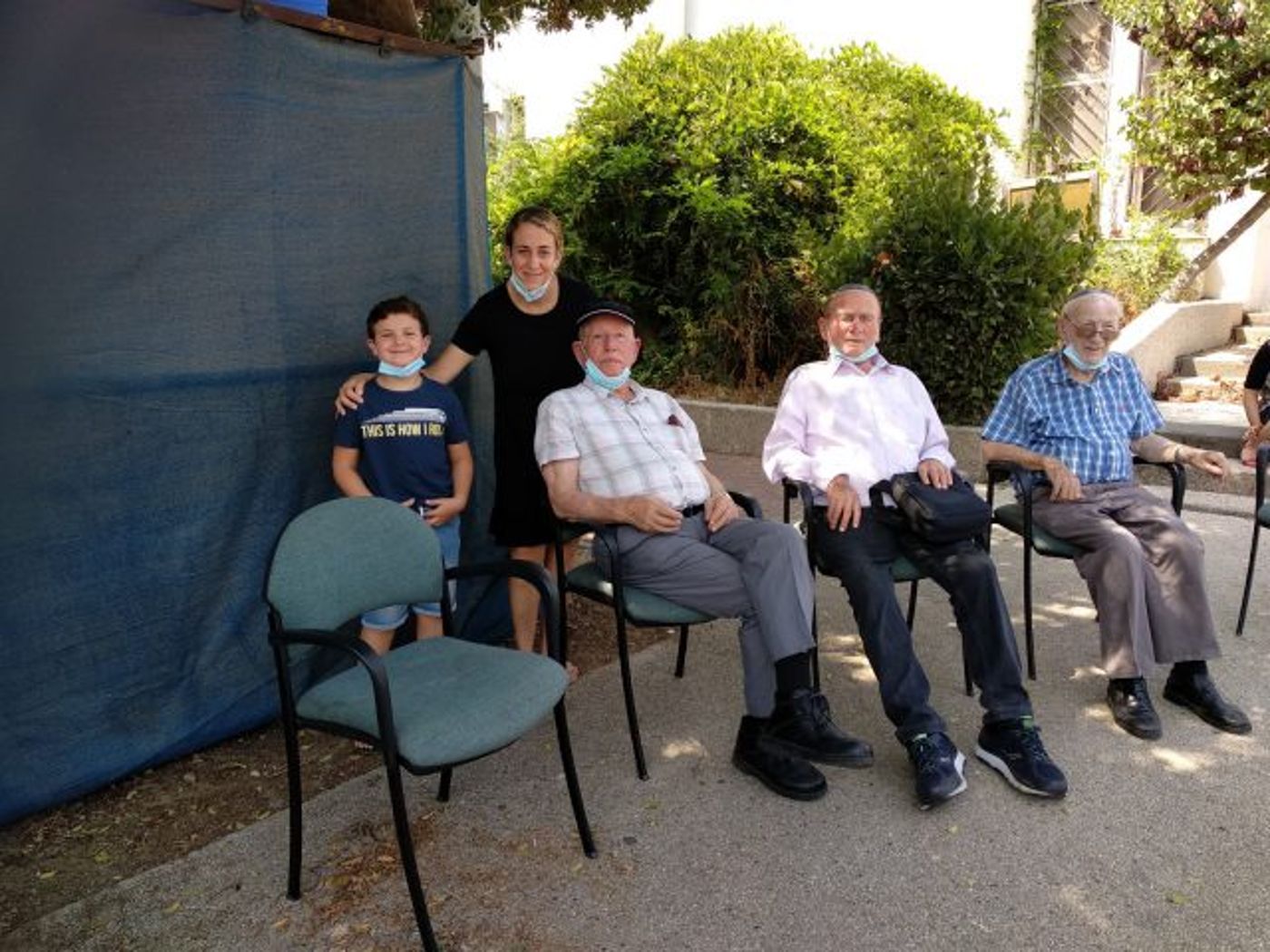 שורדי השואה מניר גלים צופים בהבאת הקרון לבית העדות יחד עם נכדתו ונינו של שיו דויטש