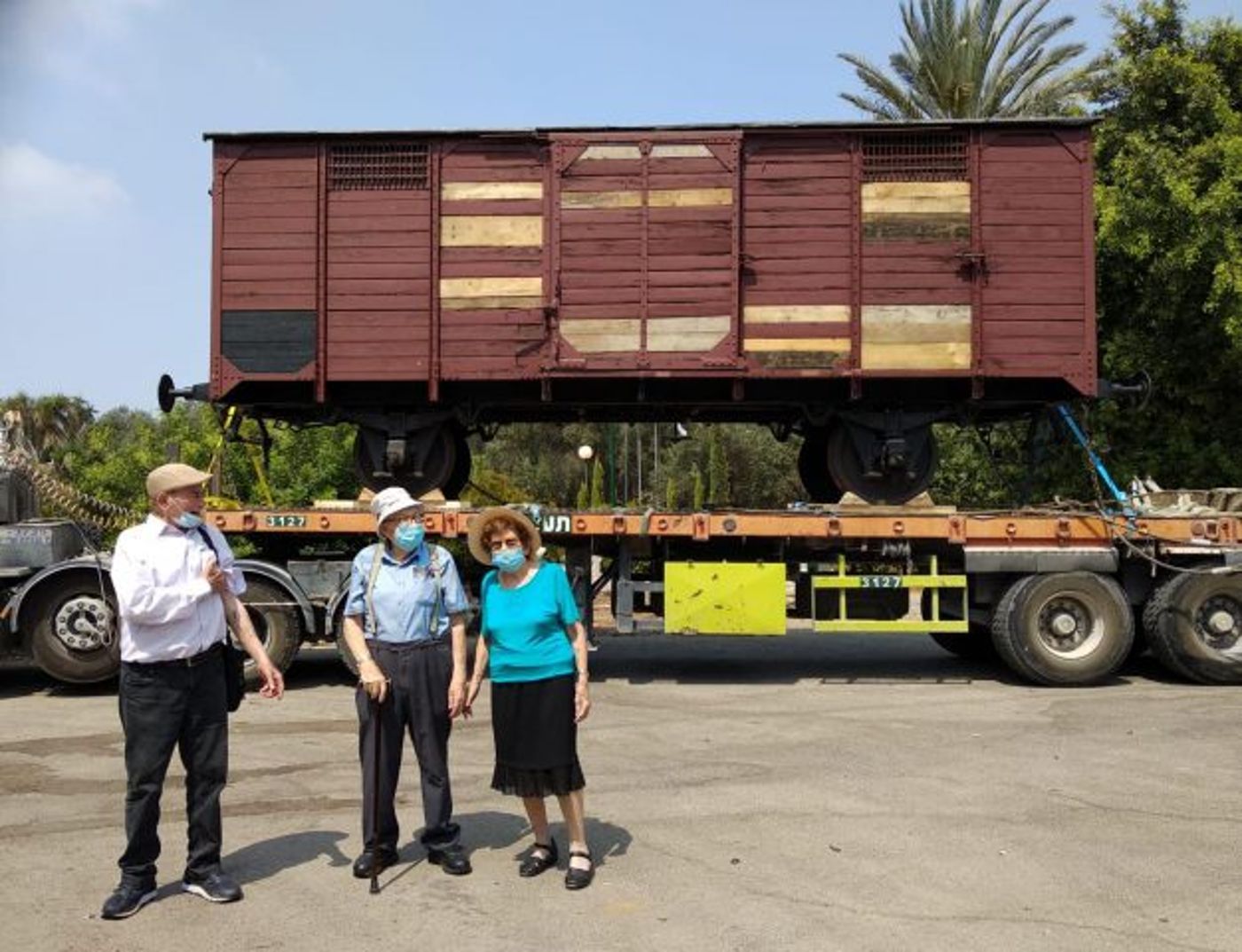 שרה שפר, שהייתה מתאומות מנגלה, עם בעלה אליעזר, אף הוא שורד שואה מהונגריה, ודוגו לייטנר