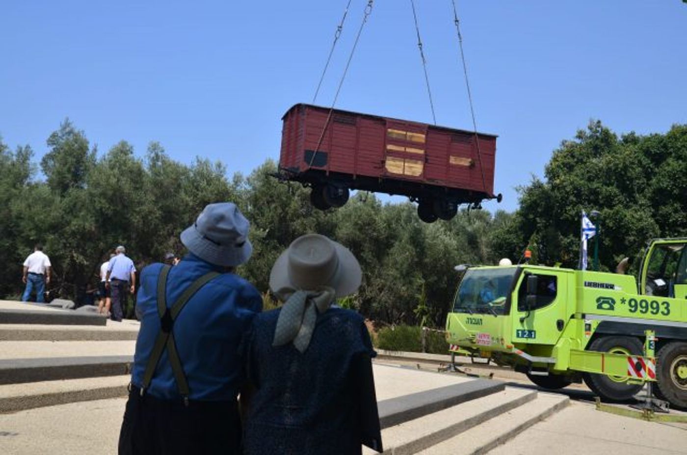 שרה ואליעזר שפר צופים בהצבת הקרון.