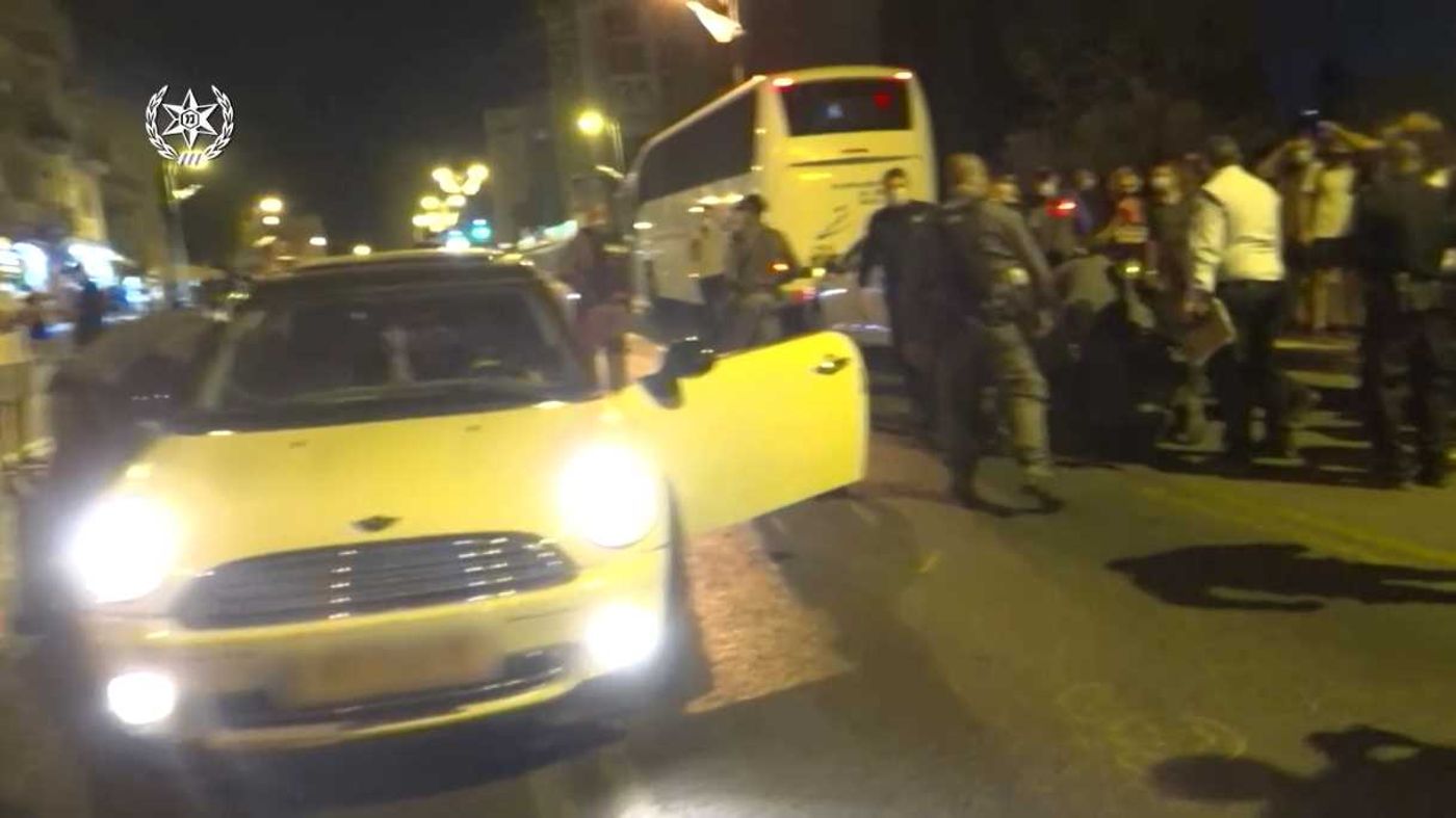 ירושלים: שוטרים עצרו רכב שניסה לדרוס מפגיני בלפור