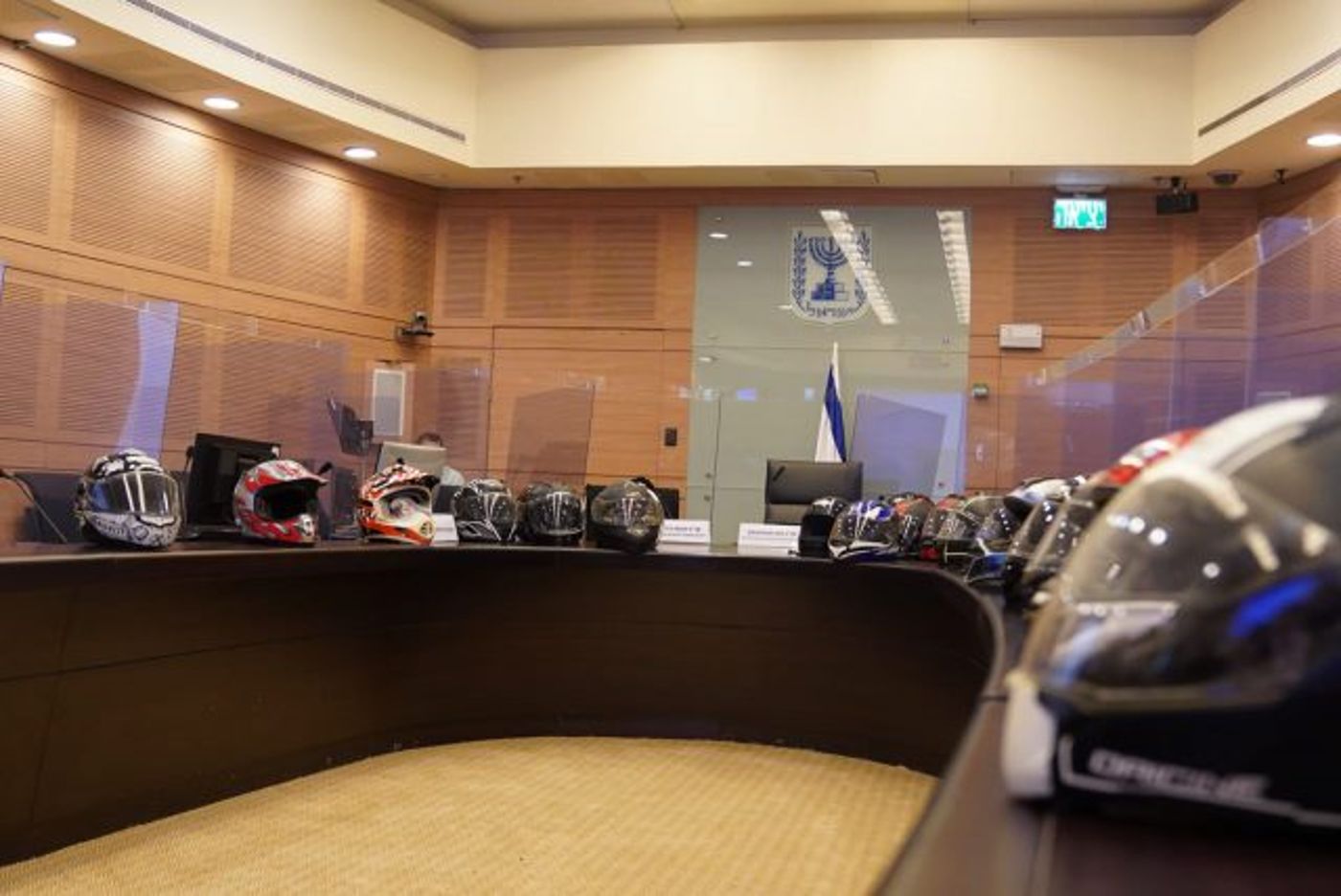 52 קסדות הוצבו היום בדיון, לסמן את הרוגי התאונות