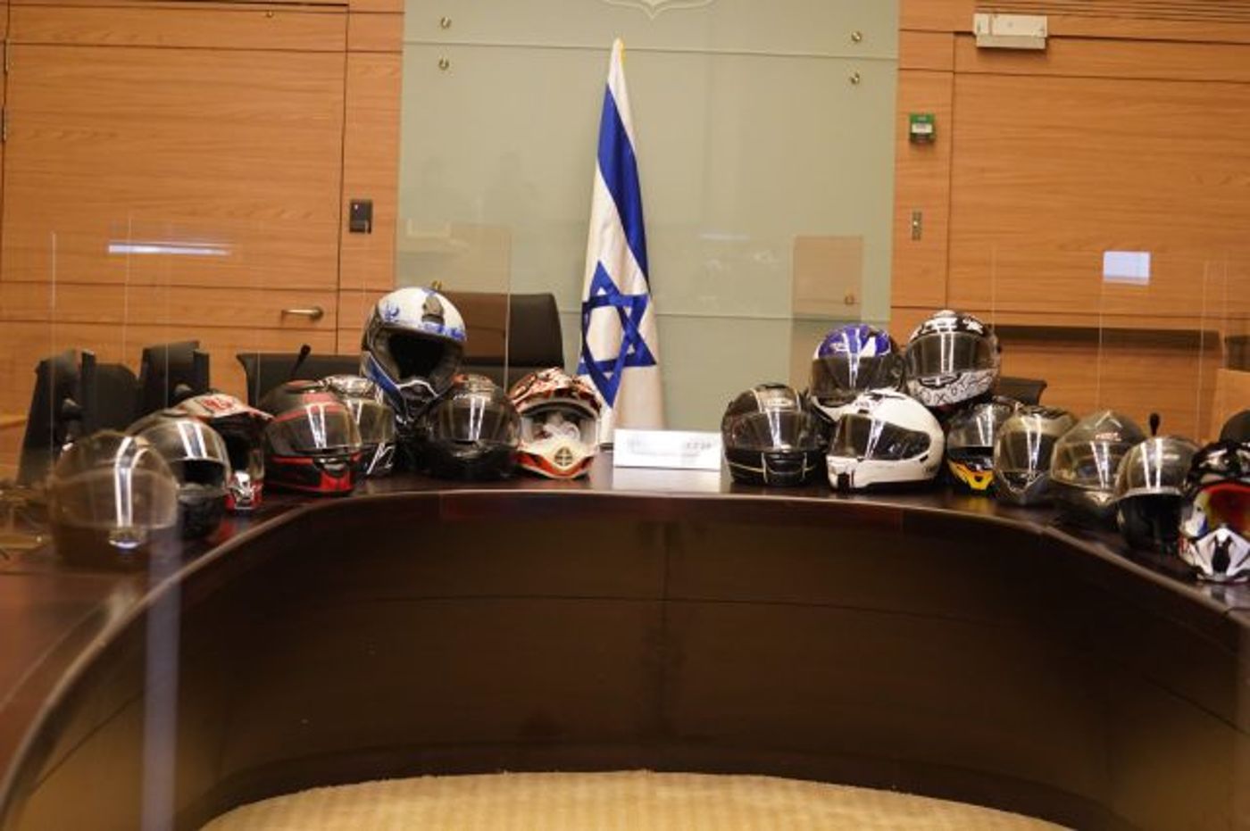 52 קסדות הוצבו היום בדיון, לסמן את הרוגי התאונות