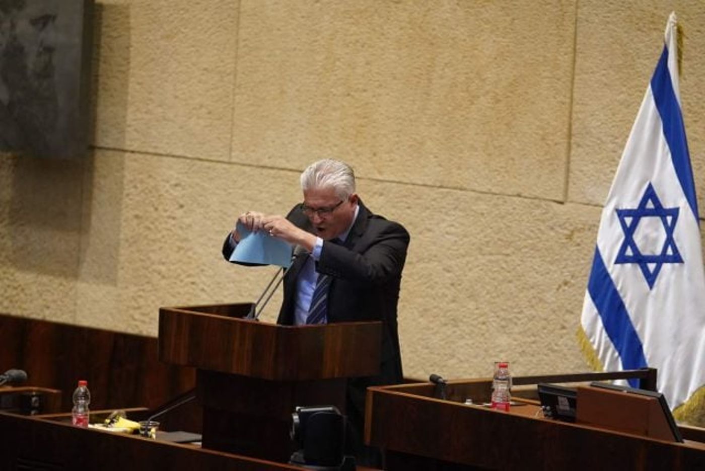 ח"כ אבידר קורע את החוק (דוברות הכנסת)
