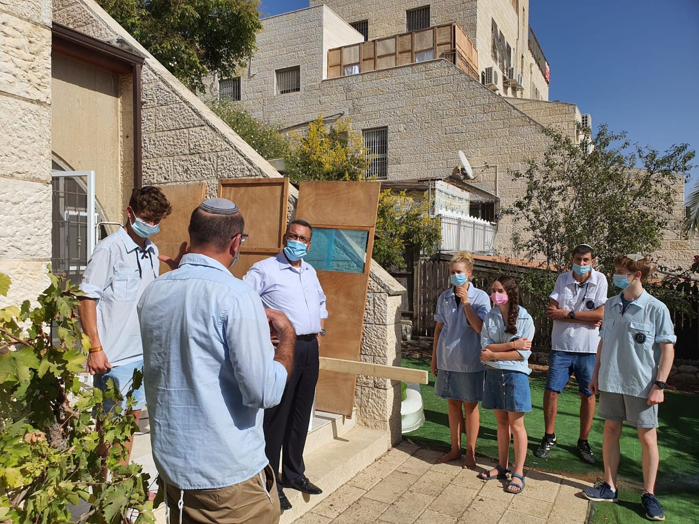 ראש עיריית ירושלים הצטרף לבוני הסוכה של בני עקיבא