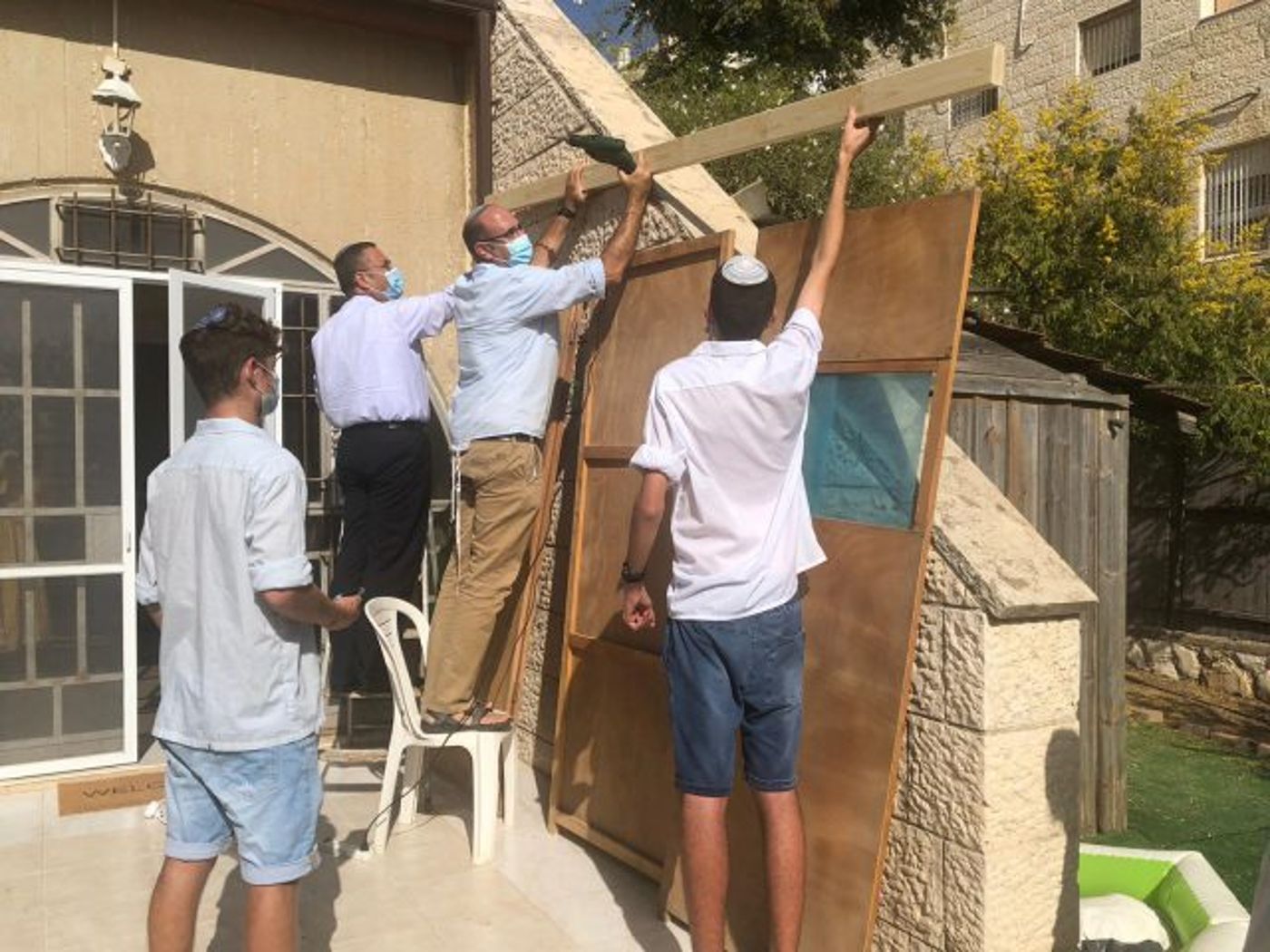 בונים סוכה בשכונת רמות