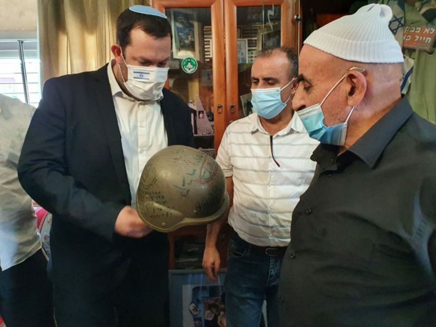 משפחתו של מדחת מציגים את הקסדה בה נלחם בקבר יוסף (קרדיט: רועי חדי)